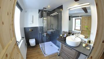 Deluxe-Doppelzimmer | Badezimmer | Dusche, Regendusche, Haartrockner, Handtücher