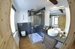 Deluxe Double Room | Bathroom | Shower, rainfall showerhead, hair dryer, towels - Pension Schwedenkreuz (Reimerath)
