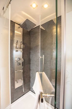 Deluxe Double Room | Bathroom | Shower, rainfall showerhead, hair dryer, towels - Pension Schwedenkreuz (Reimerath)