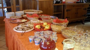 Uma mesa de buffet com diversos alimentos e bebidas.