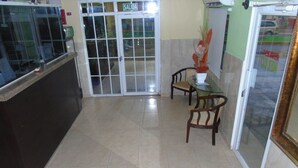 Lobby sitting area - Hotel Residencial Mexico (Panama City)