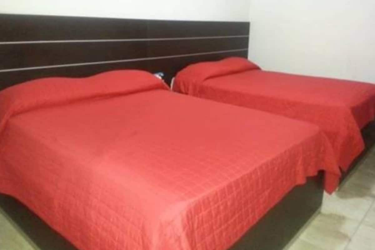 Habitación cuádruple Confort, 2 camas matrimoniales, para no fumadores | Wifi gratis y ropa de cama
