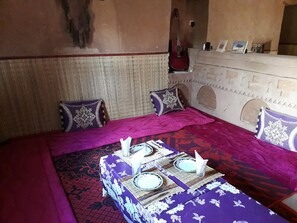 Peti besi dalam bilik, Wi-fi percuma, cadar katil 