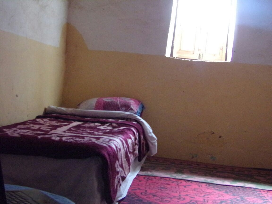 Quarto quádruplo básico | Cofres nos quartos, Wi-Fi de cortesia, roupa de cama