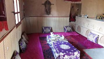 Tallelokero huoneessa, ilmainen Wi-Fi, vuodevaatteet