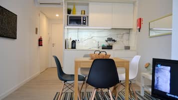 Comfort-Apartment, 1 Schlafzimmer, Nichtraucher (2) | Essbereich im Zimmer