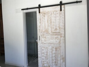 Suite Studio Deluxe, 1 très grand lit, non-fumeurs | Salle de bain | Douche, douche à « effet pluie », articles de toilette gratuits