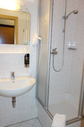 Double Room, Non Smoking | Bathroom | Shower, free toiletries, hair dryer - Brauhaus Schillerbad & Hotel (Luedenscheid)
