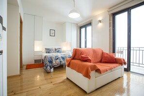 Flat-screen TV - Living Porto Apartments by Porto City Hosts (Porto)