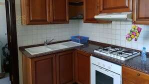 Apartment, 3 Bedrooms | Private kitchen | Fridge, microwave, oven, stovetop - Résidence Sara (Casablanca)