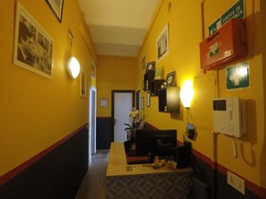 Reception - Român Holidays Hostel (Rome)