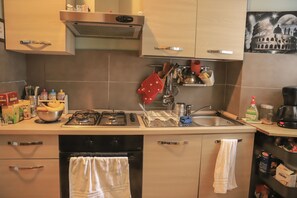 Shared fridge, microwave - Român Holidays Hostel (Rome)