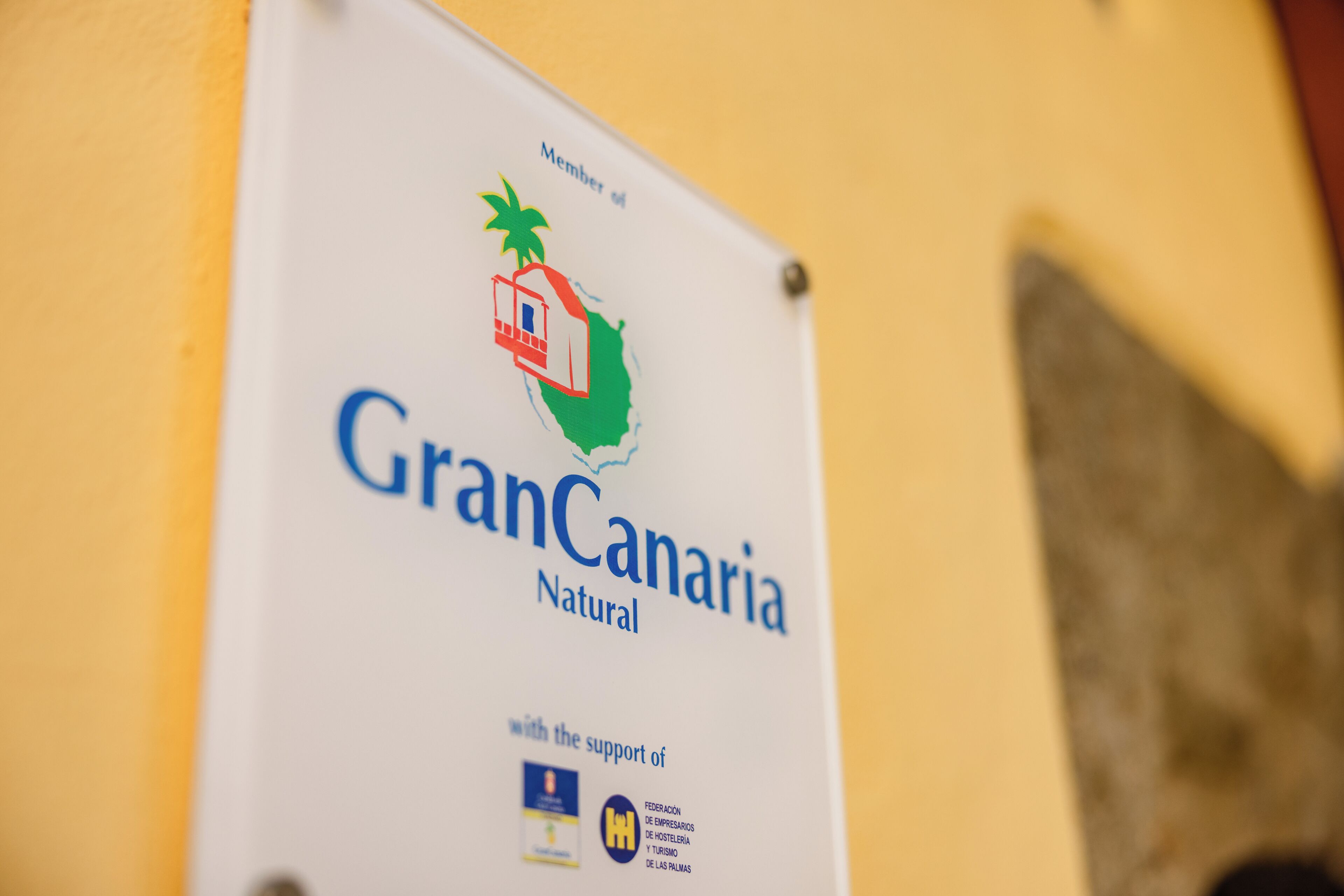 A sign with the text 'GranCanaria Natural' and a logo.