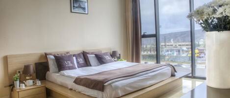 Suite, Kitchen | In-room safe, desk, free WiFi