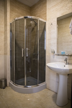Shower, free toiletries, hair dryer - Villa Residence Hotel (Tbilisi)