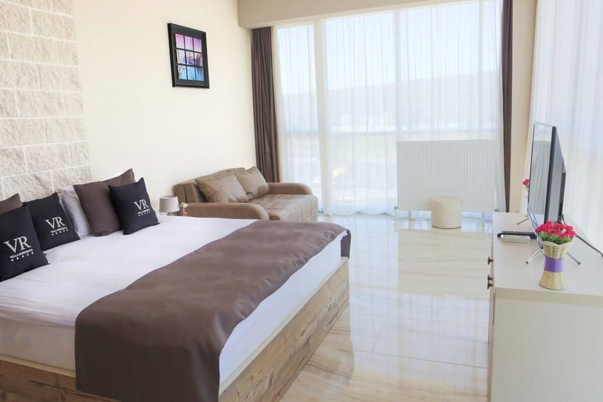 Suite, Kitchen | In-room safe, desk, WiFi (free)