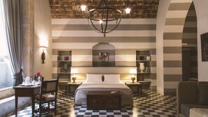 Suite, no fumadores | Minibar, caja fuerte, escritorio y tabla de planchar con plancha