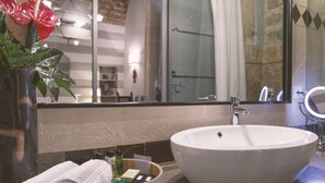 Suite, no fumadores | Baño | Ducha y cabezal de ducha tipo lluvia