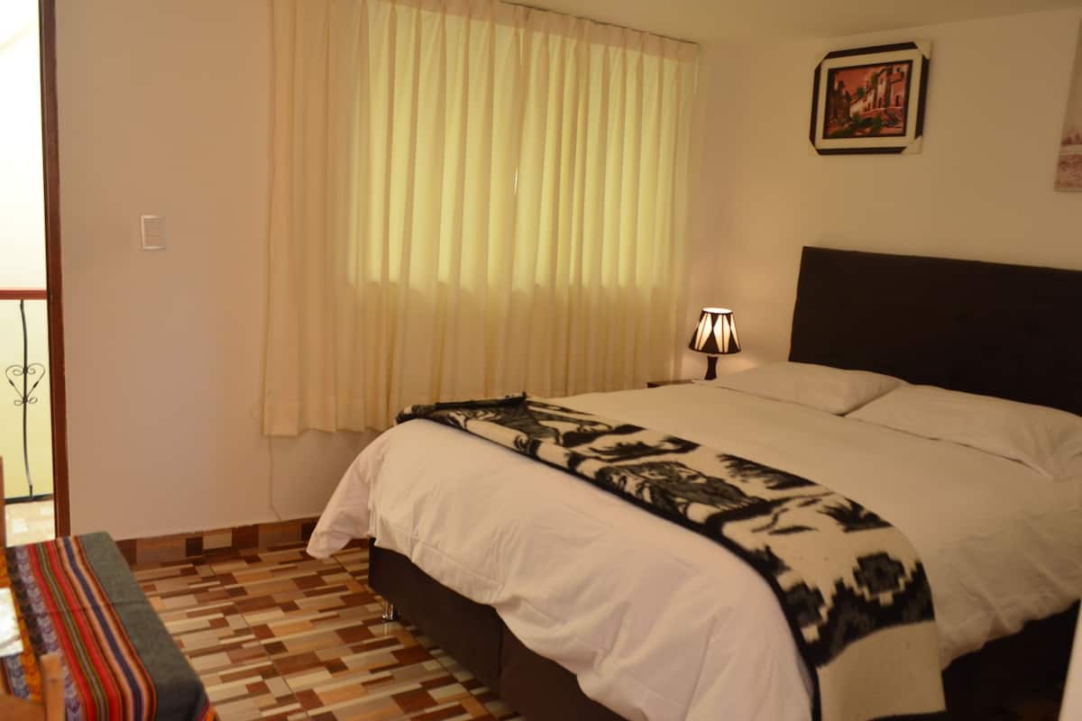 Eenvoudige tweepersoonskamer, 1 queensize bed | 1 slaapkamer, een bureau, een strijkplank/strijkijzer, gratis wifi