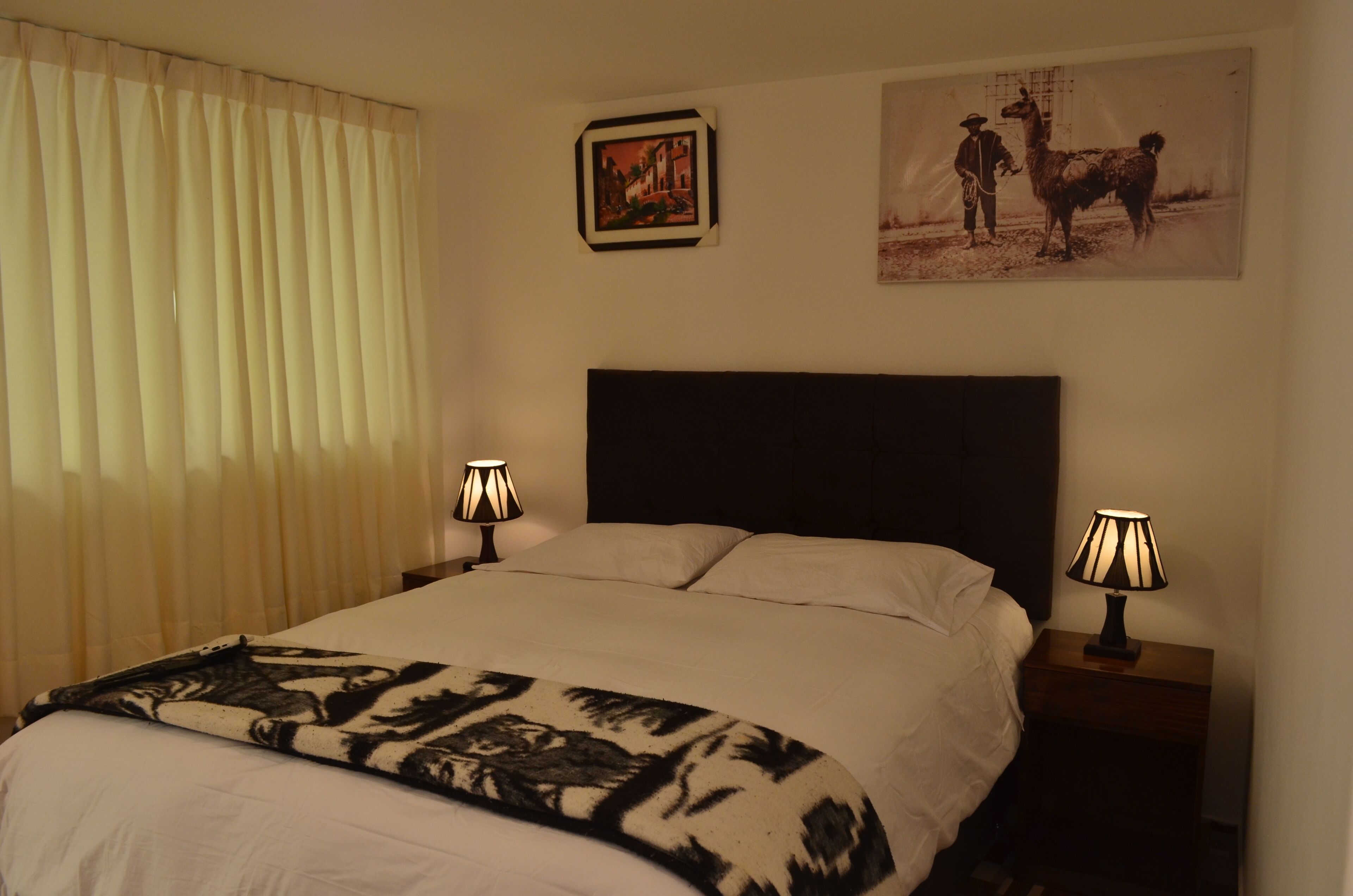 Eenvoudige tweepersoonskamer, 1 queensize bed | Een bureau, een strijkplank/strijkijzer, gratis wifi, beddengoed