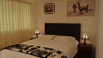 Eenvoudige tweepersoonskamer, 1 queensize bed | Een bureau, een strijkplank/strijkijzer, gratis wifi, beddengoed