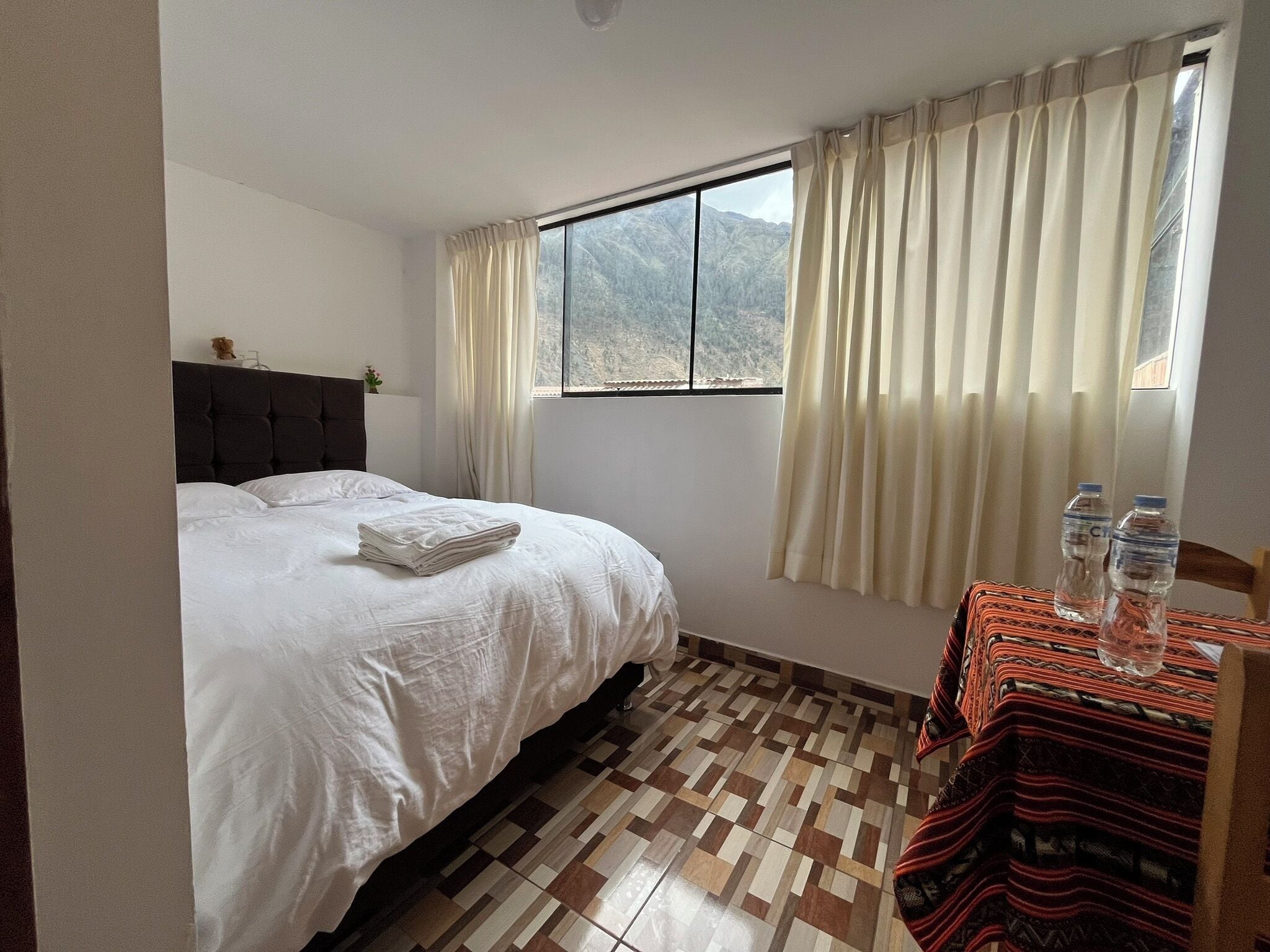 Chambre Double Classique, 1 lit double (Mirador) | Bureau, fer et planche à repasser, Wi-Fi gratuit, draps fournis