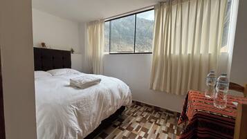 Chambre Double Classique, 1 lit double (Mirador) | Bureau, fer et planche Ă repasser, Wi-Fi gratuit, draps fournis