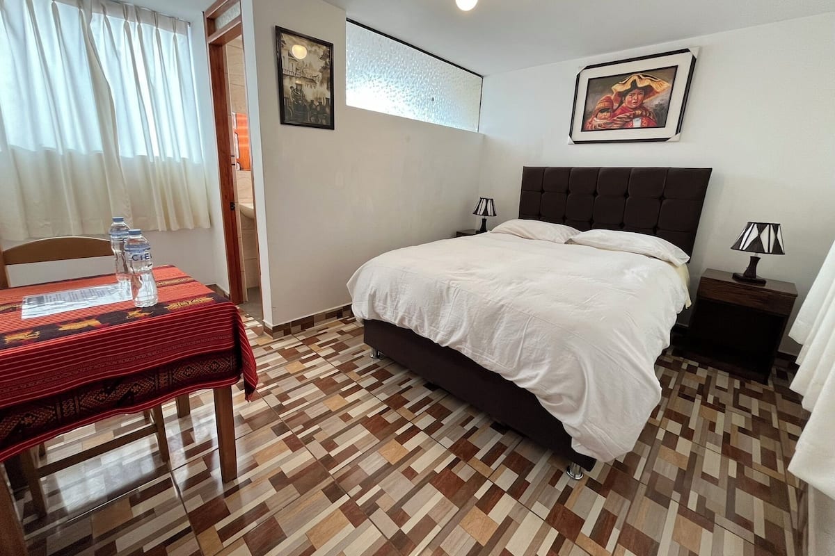 Chambre Double Classique, 1 grand lit (Ilusion) | Bureau, fer et planche Ă repasser, Wi-Fi gratuit, draps fournis