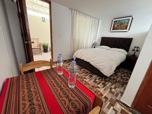 Basic dubbelrum - 1 queensize-säng | Skrivbord, strykjärn/strykbräda, gratis wi-fi och sängkläder