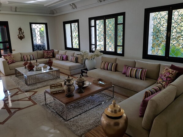 Villa, 5 Bedrooms | Living area