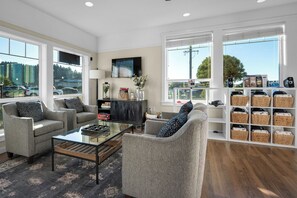 Lobby sitting area - Looking Glass Inn (Lincoln City)