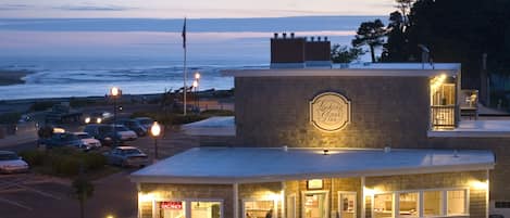 Majoituspaikan julkisivu illalla/yöllä