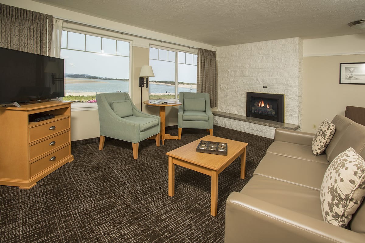 Classic-Suite, 1 Queen-Bett und Schlafsofa, Nichtraucher | Wohnzimmer | 40-Zoll-Flachbildfernseher mit Kabelempfang, Fernseher, Kamin