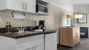 Studiosuite – deluxe, 1 kingsize-seng, ikke-røyk | Eget tekjøkken | Kjøleskap, mikrobølgeovn, oppvaskmaskin og kaffetrakter/tekoker