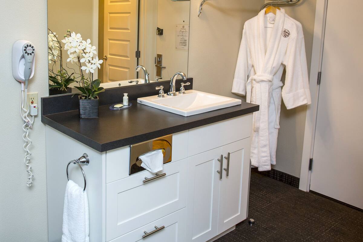 king suite with whirlpool, pet free | bathroom | eco-friendly toiletries, hair dryer, towels, soap