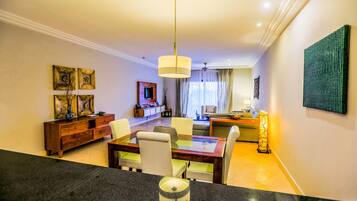 Deluxe Apartment, 1 King Bed, Accessible | Living room | TV