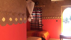 A room with a bed, a mosquito net, and a curtain. - Jnane dar diafa (Tamegroute)
