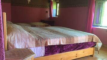 Caja de seguridad en la habitación, escritorio y cortinas blackout