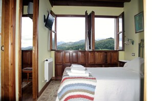 Familierom (Room 2) | Skrivebord, lydisolert, strykejern/-brett og barnesenger (inkludert)