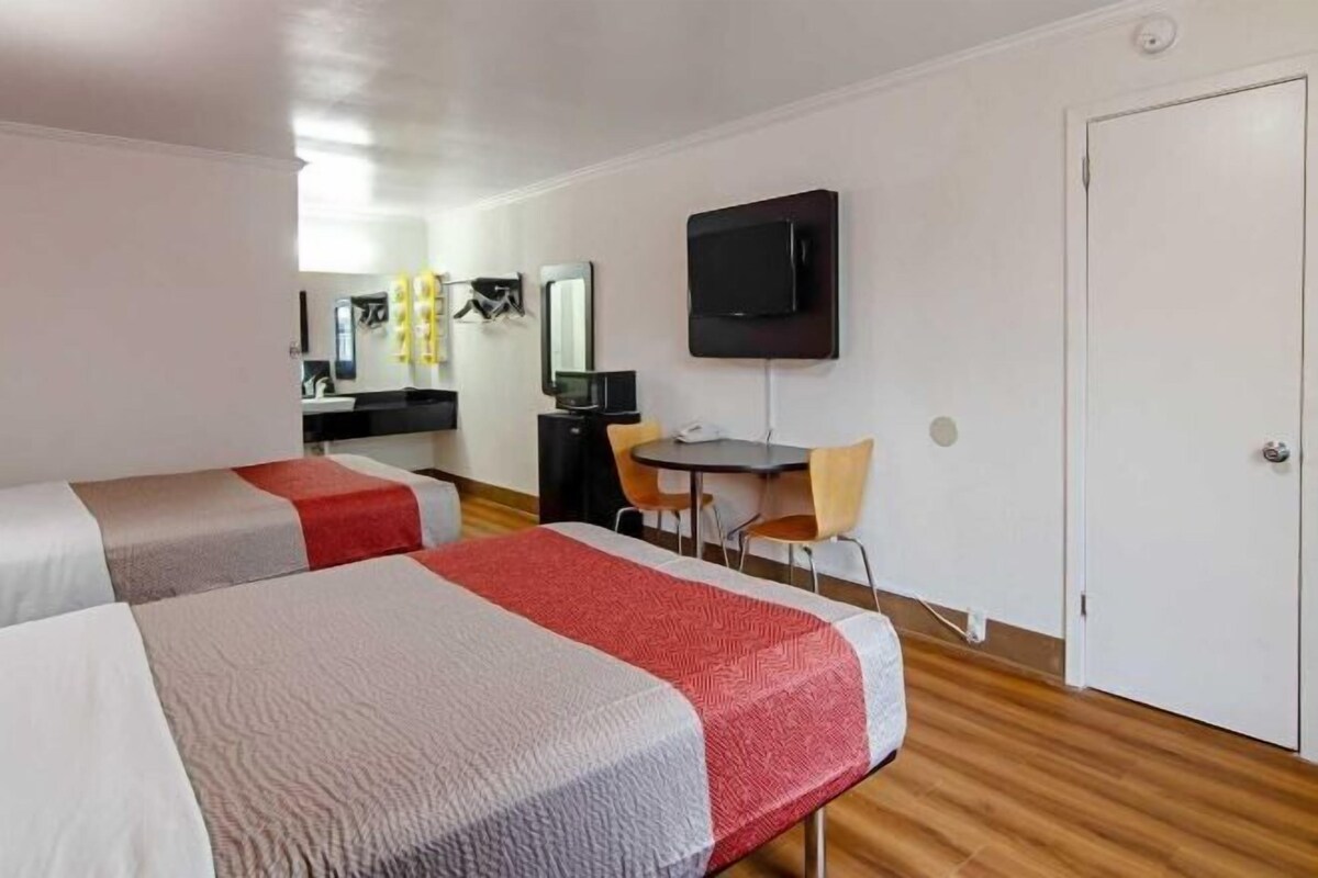 WiFi (free), bed sheets