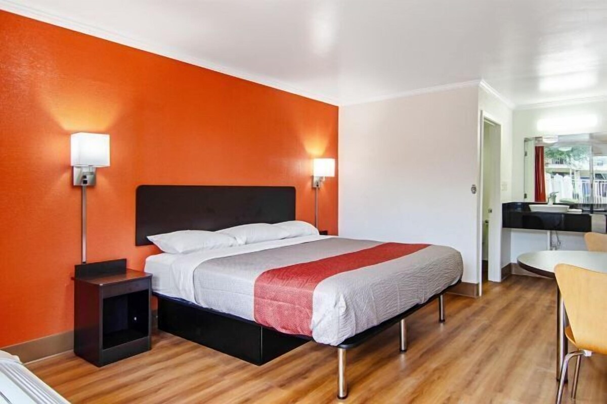 WiFi (free), bed sheets
