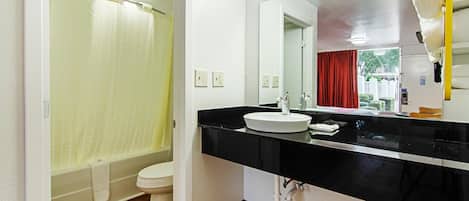 Combined shower/tub, towels