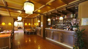 Bar (trong khuôn viên)