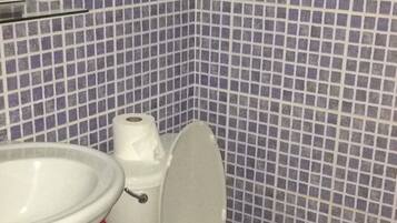 Classic Double Room, 1 Queen Bed, Non Smoking | Bathroom | Shower, free toiletries