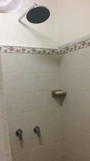 Classic-værelse med dobbeltseng eller 2 enkeltsenge - 2 enkeltsenge - ikke-ryger | Badeværelse | Bruser, gratis toiletartikler