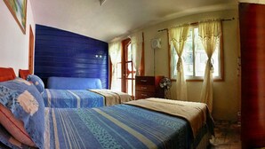 Habitación clásica con 1 cama doble o 2 individuales, 2 camas individuales, no fumadores | Tabla de planchar con plancha y wifi gratis