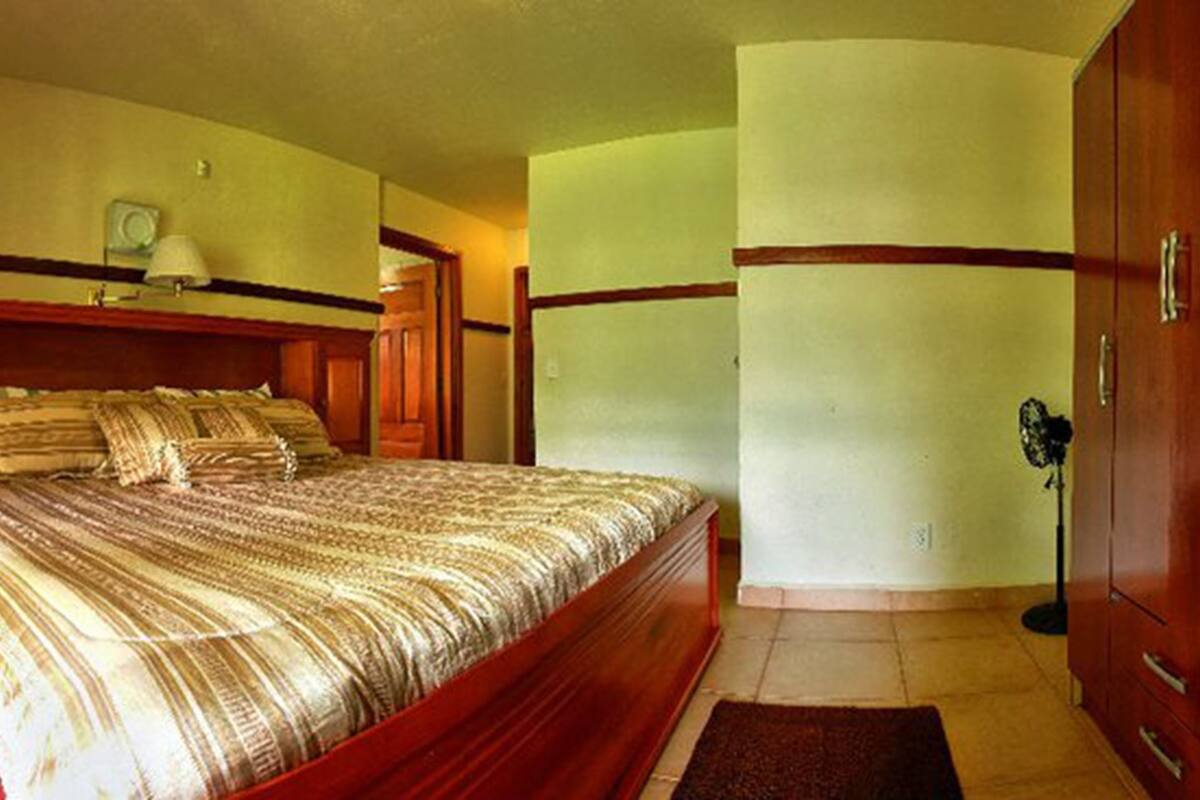 Habitación doble clásica, 1 cama Queen size, para no fumadores | Tabla de planchar con plancha y wifi gratis 