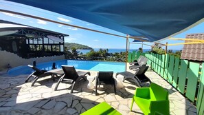 Outdoor pool, open 8:30 AM to 7:00 PM, pool umbrellas, sun loungers - Fare Arana Moorea Guesthouse (Moorea-Maiao)