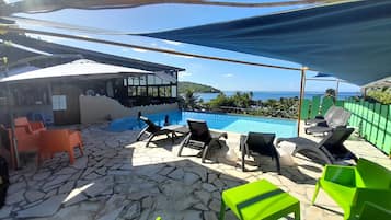Piscine extérieure, parasols de plage, chaises longues
