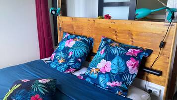 Appartement Classique, 1 grand lit et 1 canapé-lit, climatisation, vue océan | Surmatelas, coffres-forts dans les chambres, décoration personnalisée